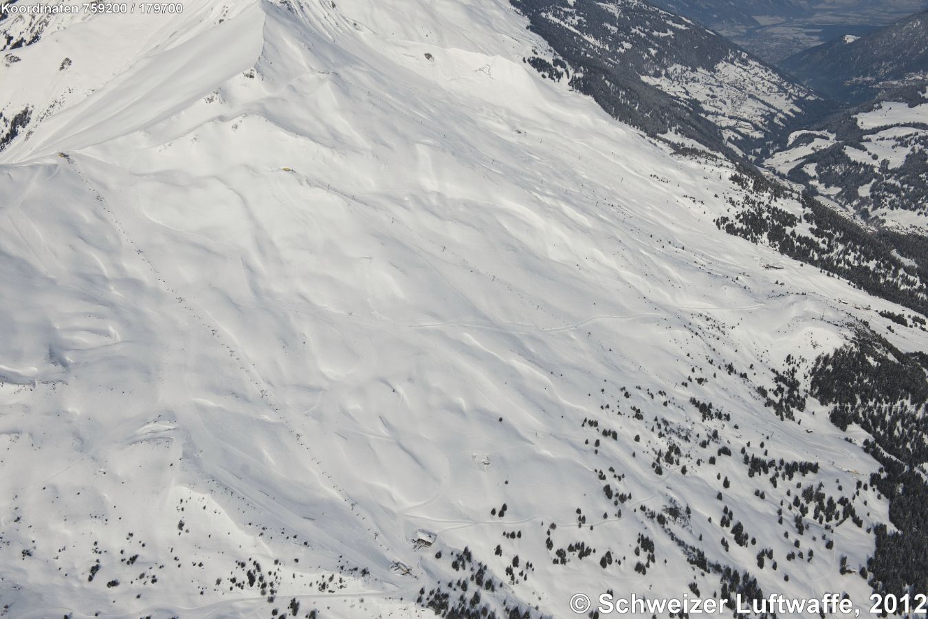 Skilift von unten Mitte nach links oben: Alp Lavoz - Steinhaus. Nächste Anlage: Valschameala (Position 2'760'424.93, 1'179'673.71) - Cumaschelas. Nächste Anlagen: Valbella - Stätzerhorn und Valbella - Stätzertäli.